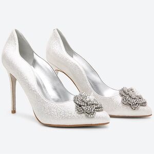 EUC Nine West 6.5 silver metallic heel with toe embellishment